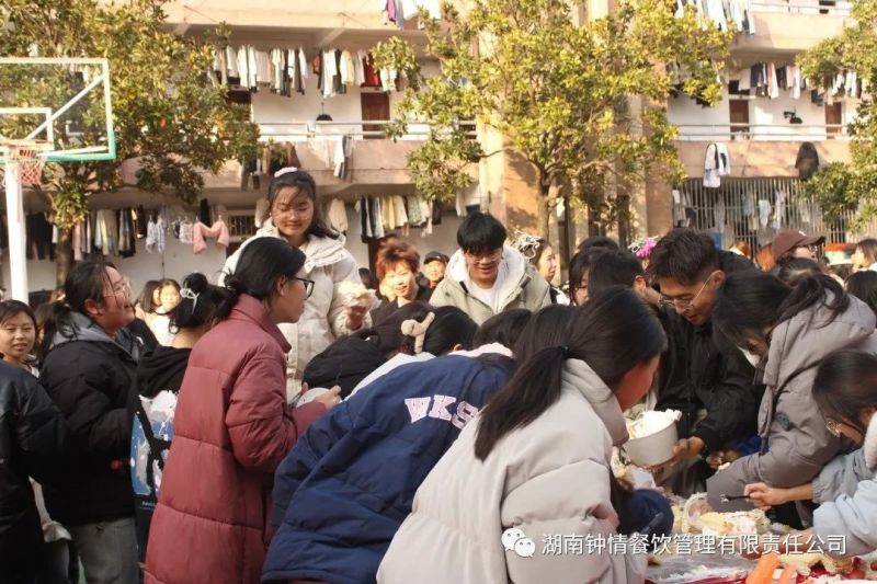 湖南钟情餐饮管理有限责任公司,餐饮管理,钟情餐饮管理,团体膳食,大学食堂,学院食堂,学校餐饮